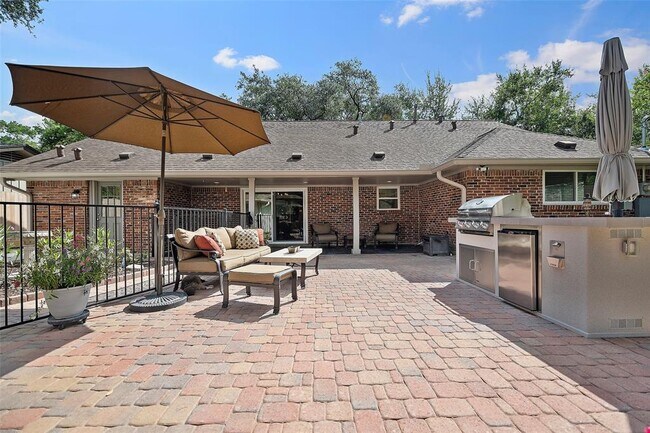 Building Photo - 1615 Maux Dr