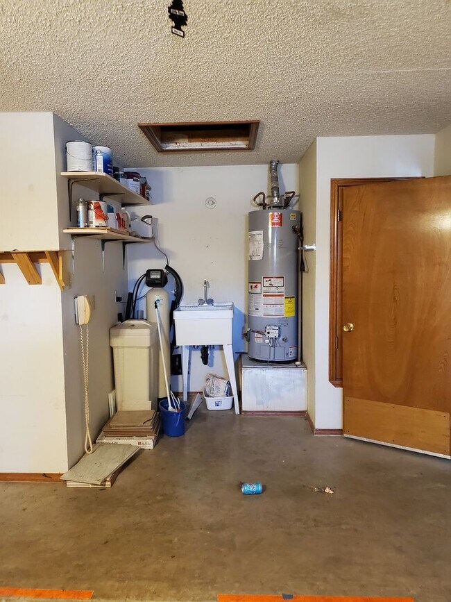 Building Photo - 3 Bedroom, 2 Bath with large fenced in bac...