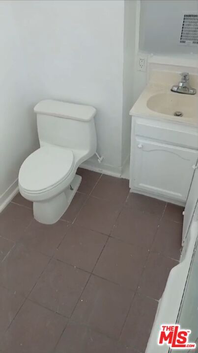 Building Photo - 4106 Rosewood Ave