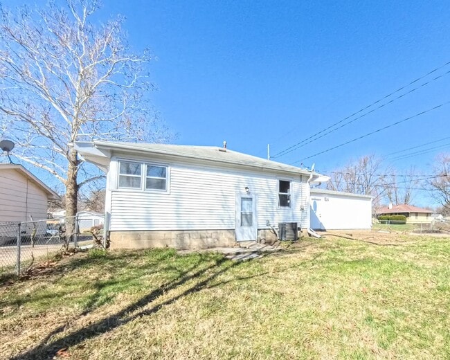 Building Photo - Newly remodeled 2 Bedroom 1 Bath Home