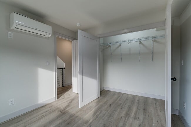 Building Photo - Modern, Spacious 2020 Townhome in West Seattle!