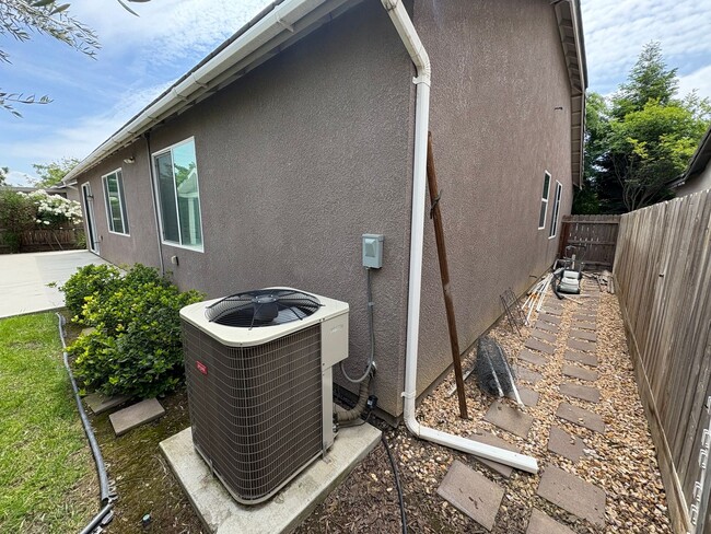 Building Photo - 3 Bedroom Home located NW Visalia!
