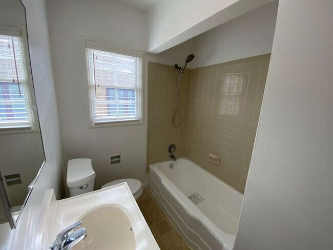 Building Photo - 916 Lighthouse Ave