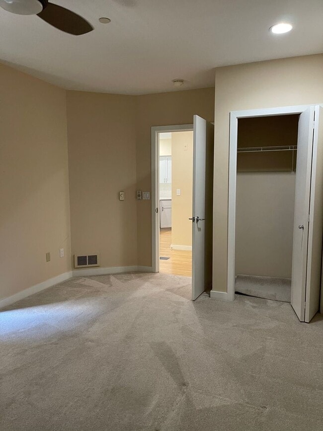 Building Photo - Fantastic Condo in the Heart of Downtown B...