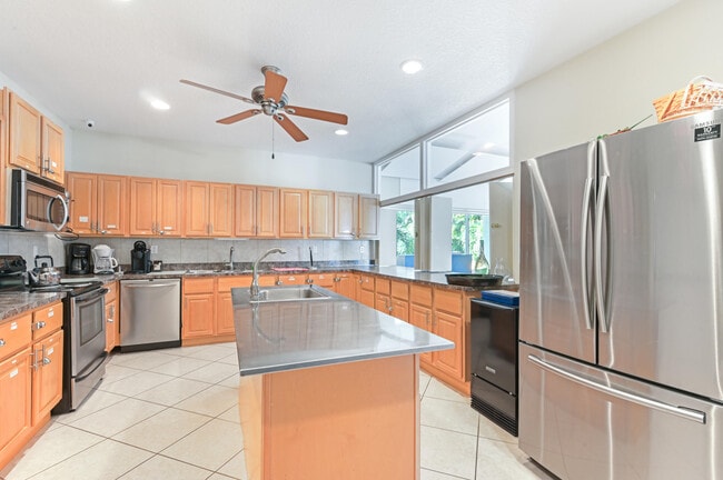 Building Photo - 650 Snug Harbor Dr