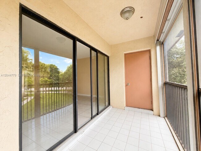 Building Photo - 405 Lakeview Dr