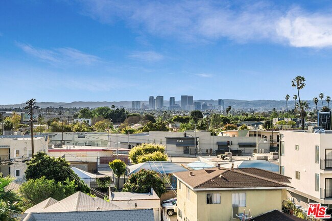 Building Photo - 2204 1/2 Carmona Ave