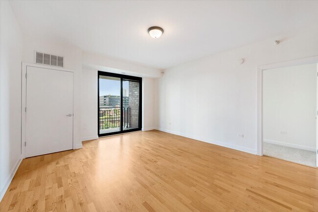 Building Photo - 451 W Huron St