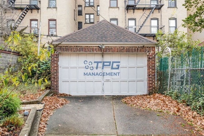 Building Photo - 121 Bentley Ave