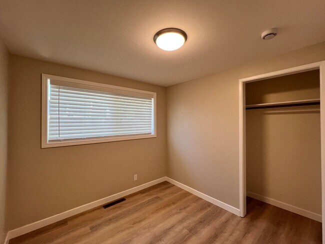Building Photo - 324 N Central Dr
