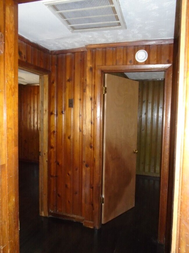 Building Photo - 302 Old Shaw Rd