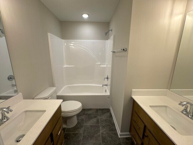 Building Photo - 5 Bedroom 3 Bathroom House