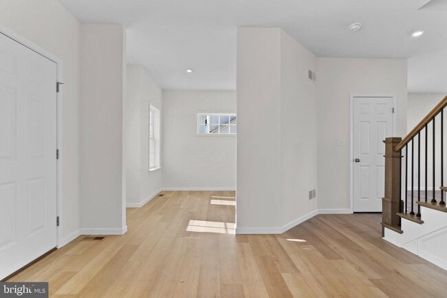 Building Photo - 32 Pamela Dr