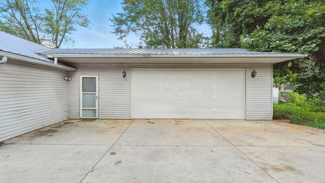 Building Photo - New 3 bedroom listing!