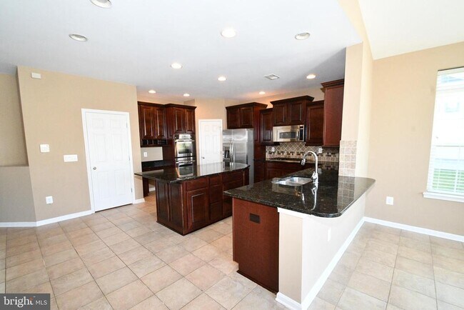 Building Photo - 9 Latham Ln