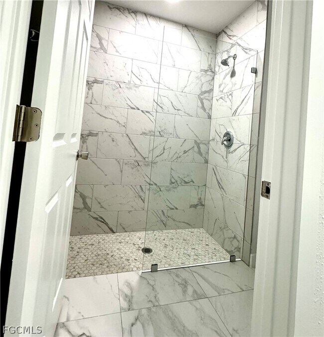 Building Photo - 825 Porter St E