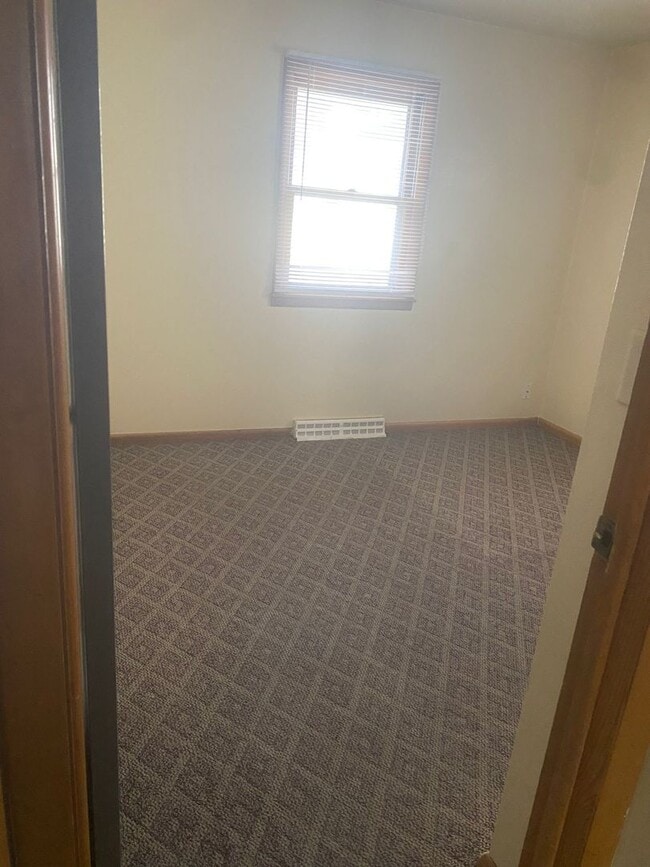 Building Photo - 730 E 12th St