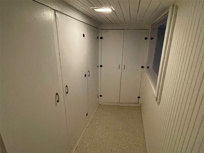 Building Photo - 947 W 3rd St