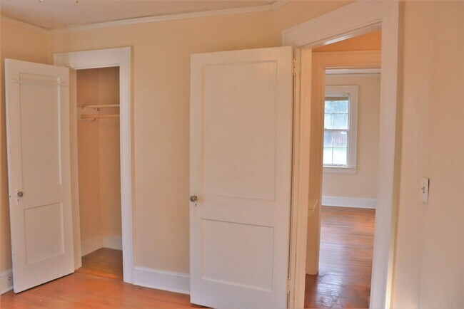Building Photo - 2- Bedroom Bungalow Beauty