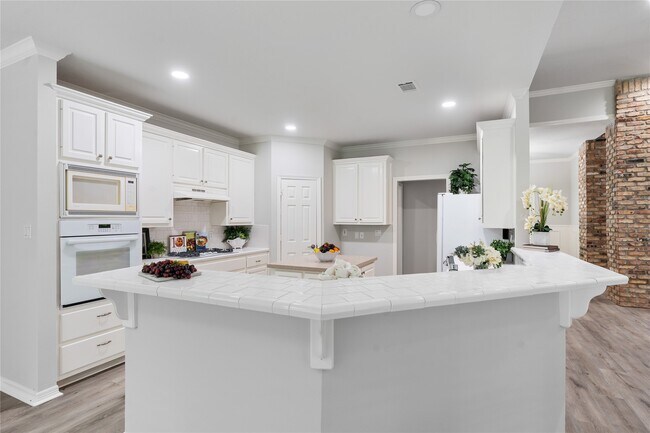 Building Photo - 25818 Overlake Dr