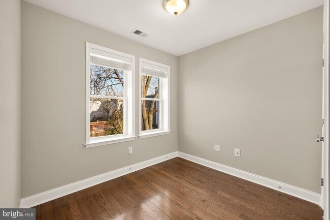 Building Photo - 912 I St NE