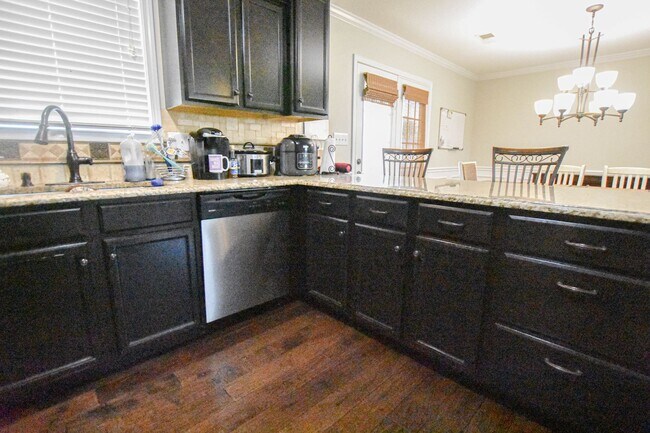 Building Photo - Pet Friendly Five Bedroom!