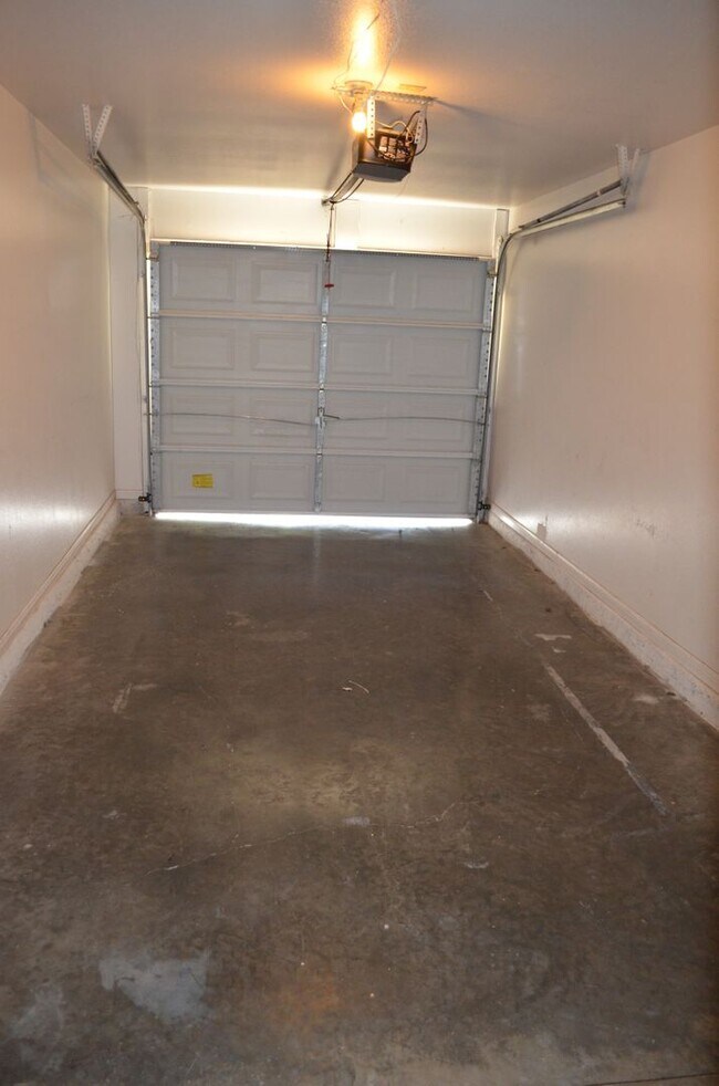 Building Photo - 933 Ramblewood St