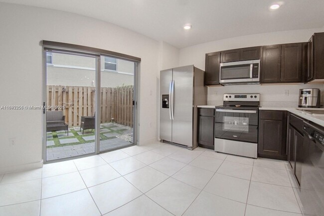 Building Photo - 544 NE 4th St