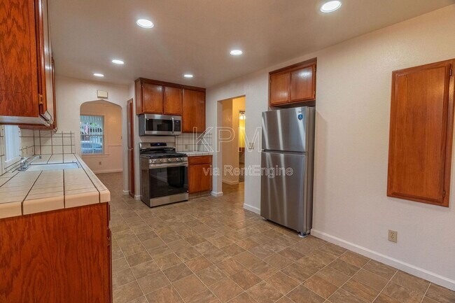 Building Photo - 325 E Mariposa Ave