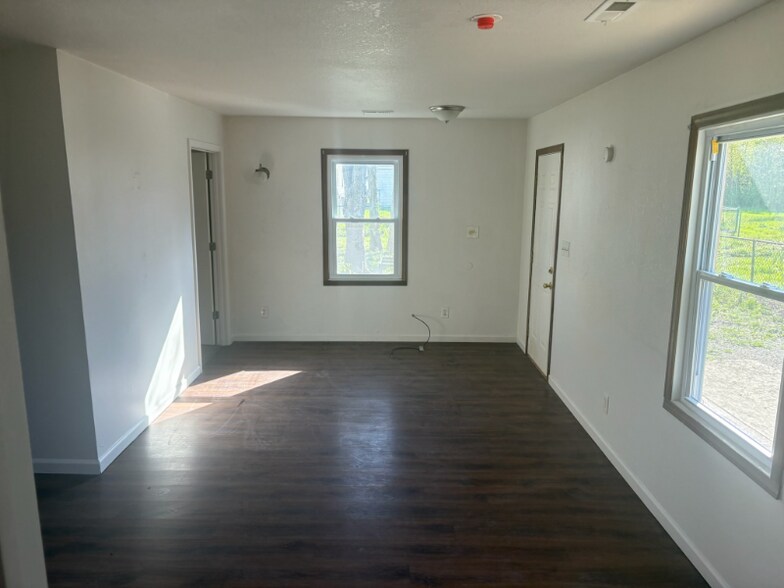 Building Photo - 302 St John Dr