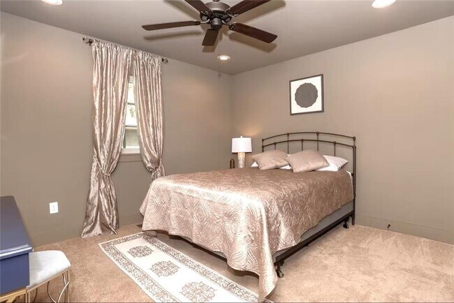 Building Photo - 301 NW F St