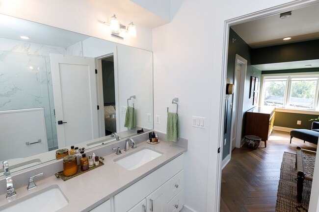 Building Photo - Newer Three Bed-Three Bath Townhouse Condo...