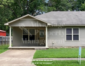 Building Photo - 1136 N Ash St