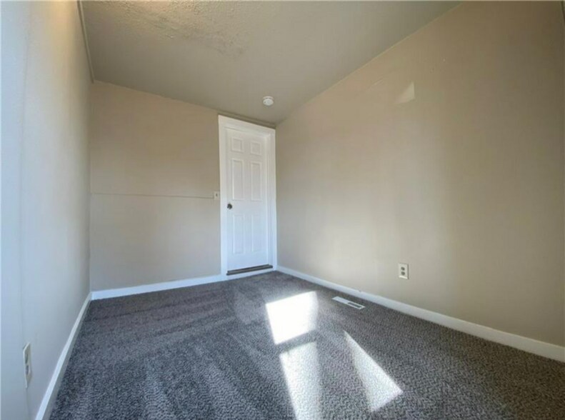 Building Photo - 3440 Easton Blvd