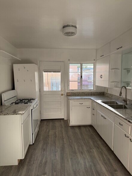 Building Photo - 4161 Mesa Verde Ave NE