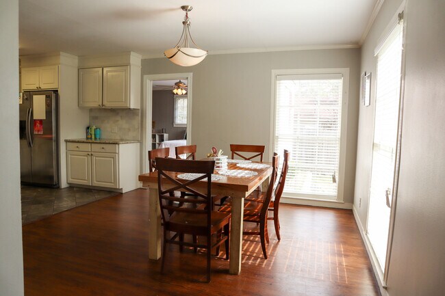 Building Photo - 123 Lloyd St