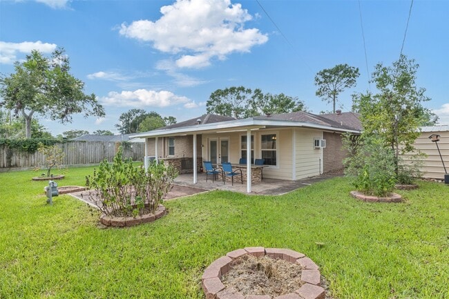 Building Photo - 1918 Crestdale Dr