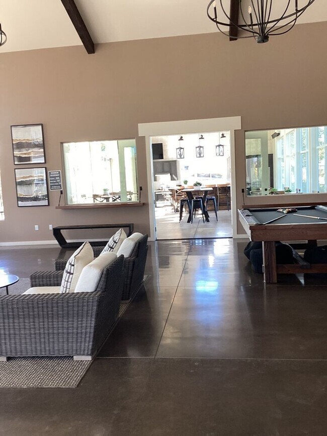 Building Photo - Beautiful Newer Rice Ranch Single Story Ho...