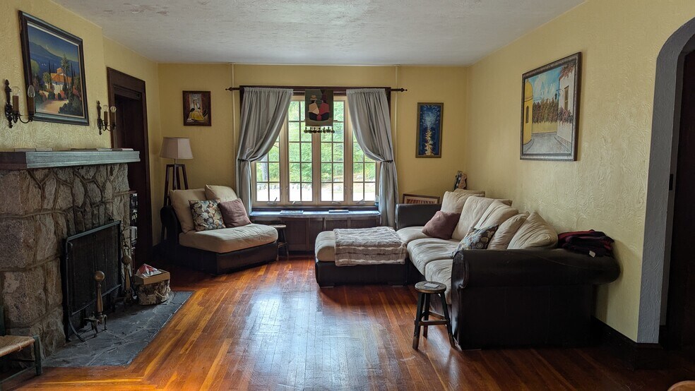 Building Photo - 78 Roe Ave