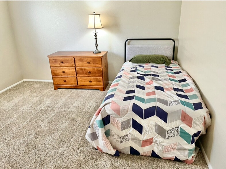 Building Photo - 1014 E Spence Ave