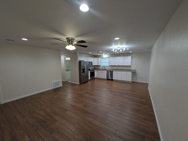 Building Photo - 906 Parkview Dr