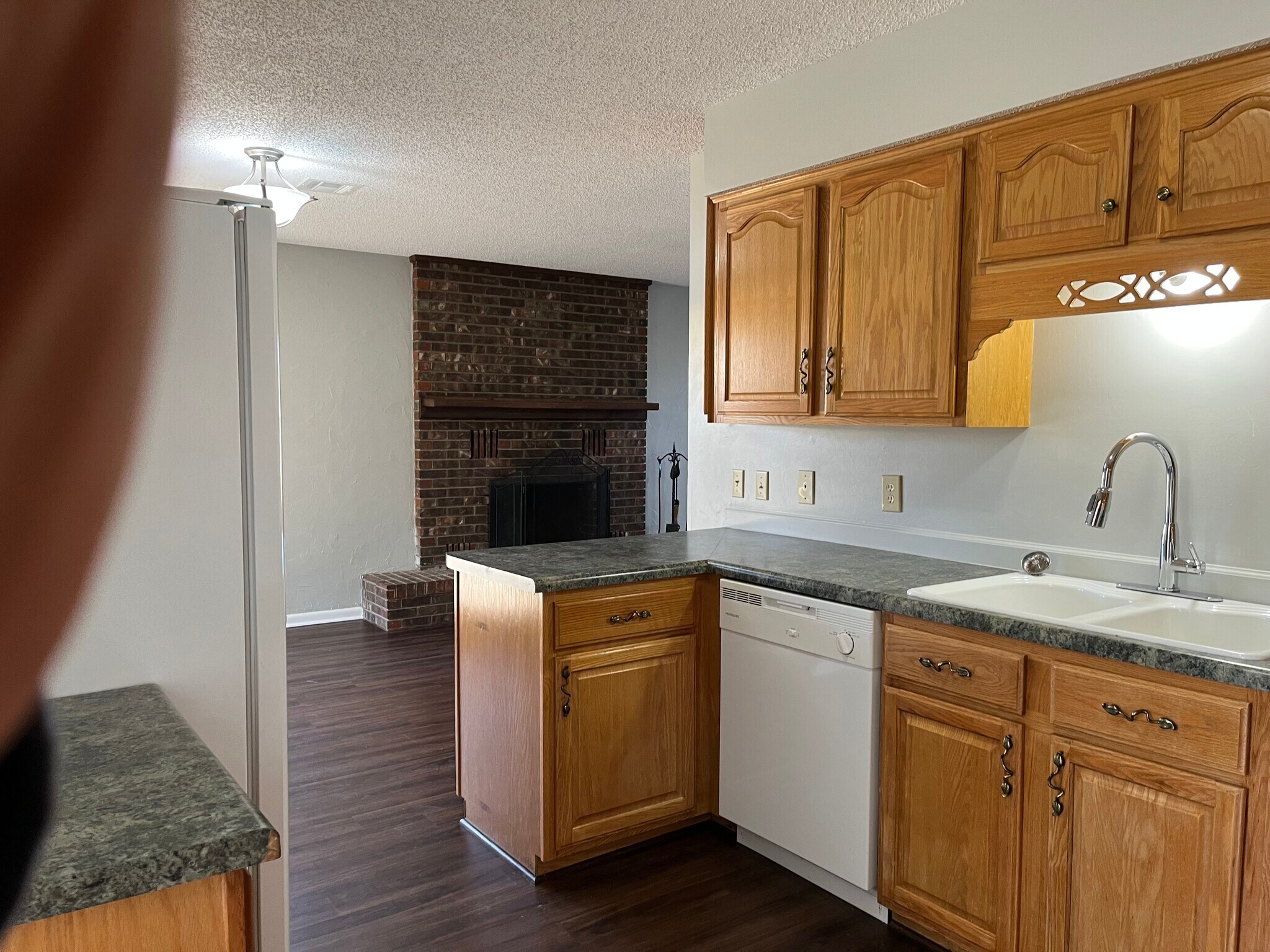 Kitchen - 215 Magnolia Rd
