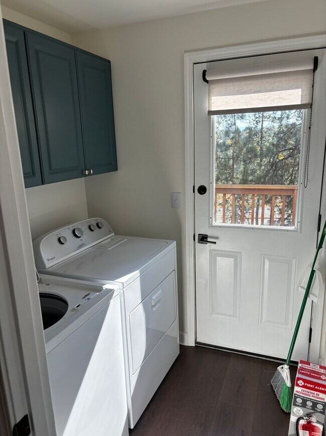 Building Photo - 4 Bed Home 20 Minutes From Mt. Bachelor