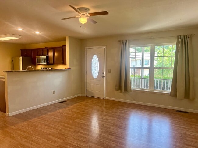 Building Photo - One- level 3bedroom /2bath  living with 2 ...