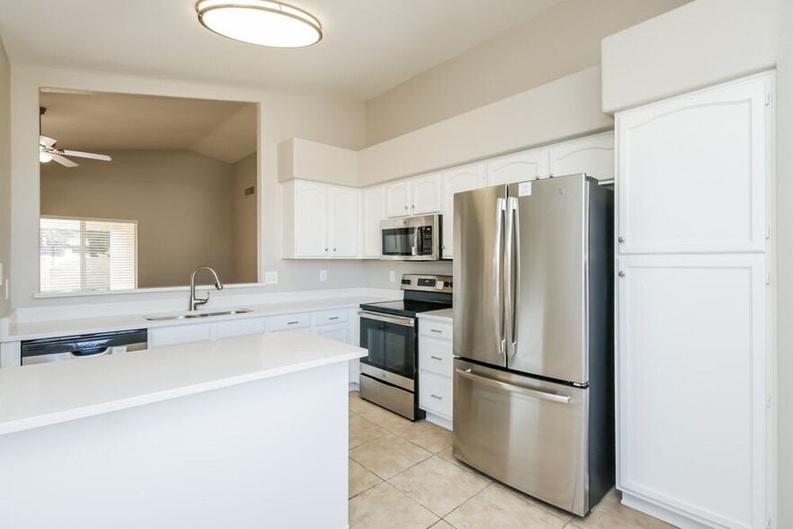 Building Photo - 851 E Boston St