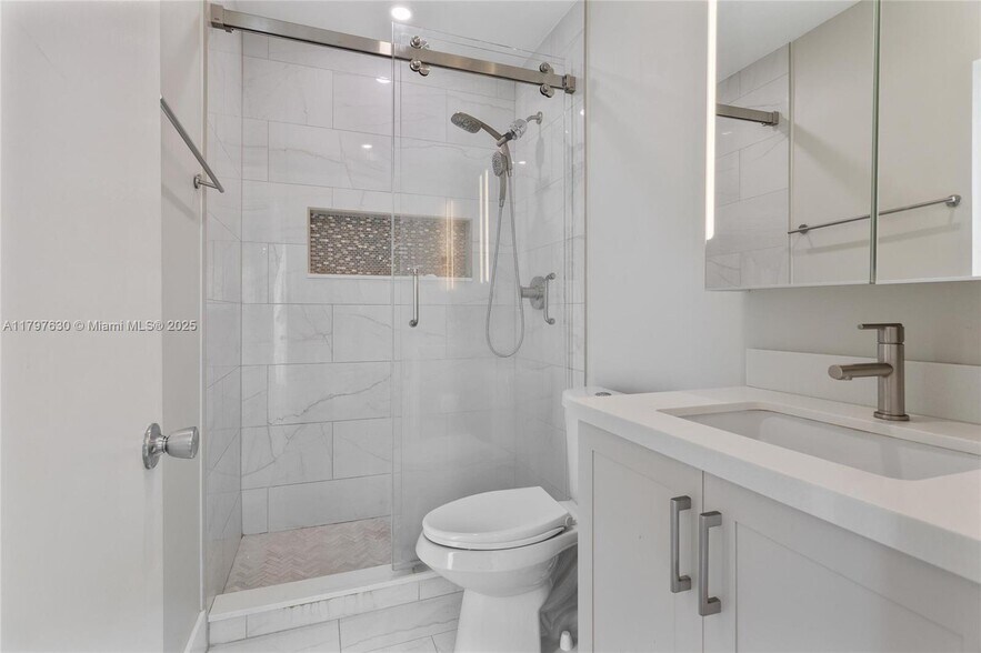 Building Photo - 608 1st Key Dr