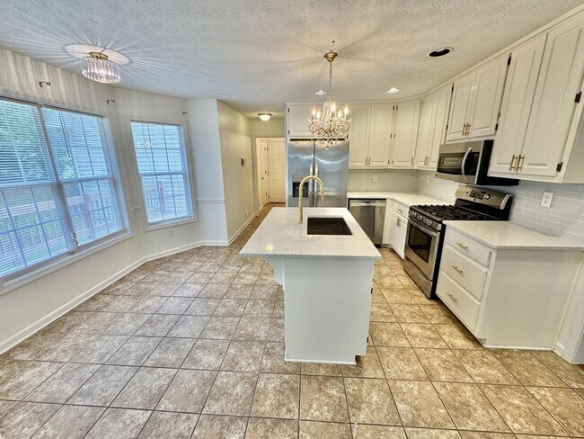 Building Photo - 362 River Point Dr