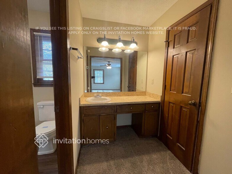 Building Photo - 5120 E Shore Dr SW