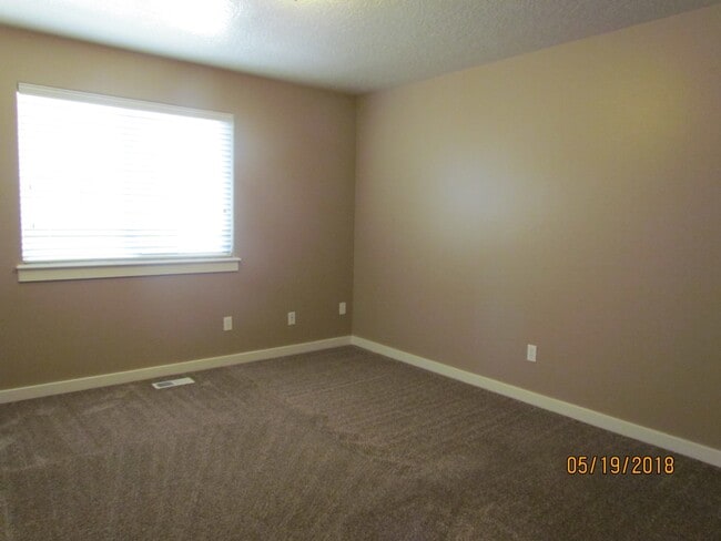 Building Photo - 4 bedroom 2 bath + Bonus Room home and nei...