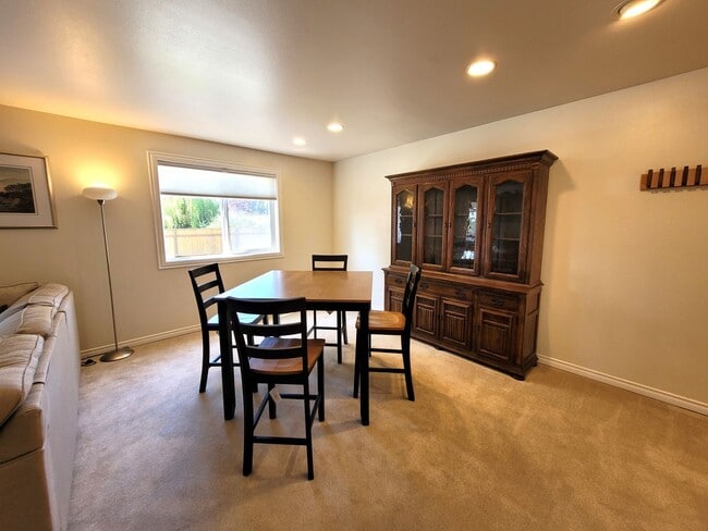 Building Photo - Fully Furnished Cottage 1 Bedroom - Marine Dr